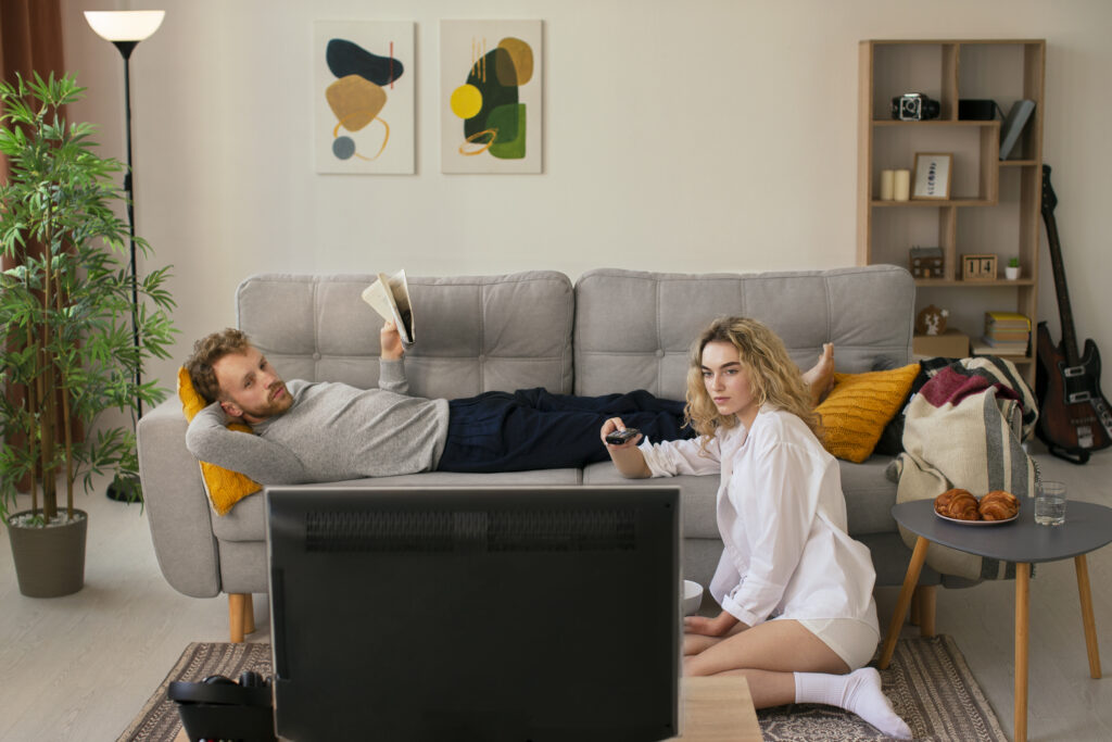 para oglądająca telewizję przez internet