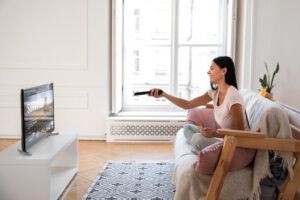 zadowolona kobieta korzystająca z telewizji moje media